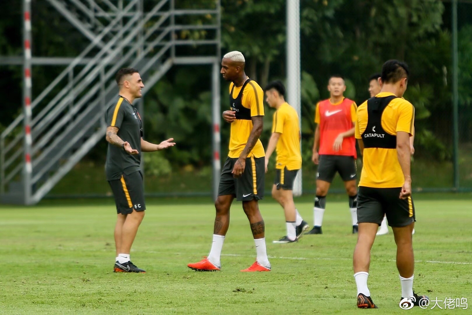 包含广州队训练开放日;冲刺阶段外线爆发引观众欢呼;欧超杯在即;球队文化被再次提及的词条 包含广州队训练开放日;冲刺阶段外线爆发引观众欢呼;欧超杯在即;球队文化被再次提及的词条