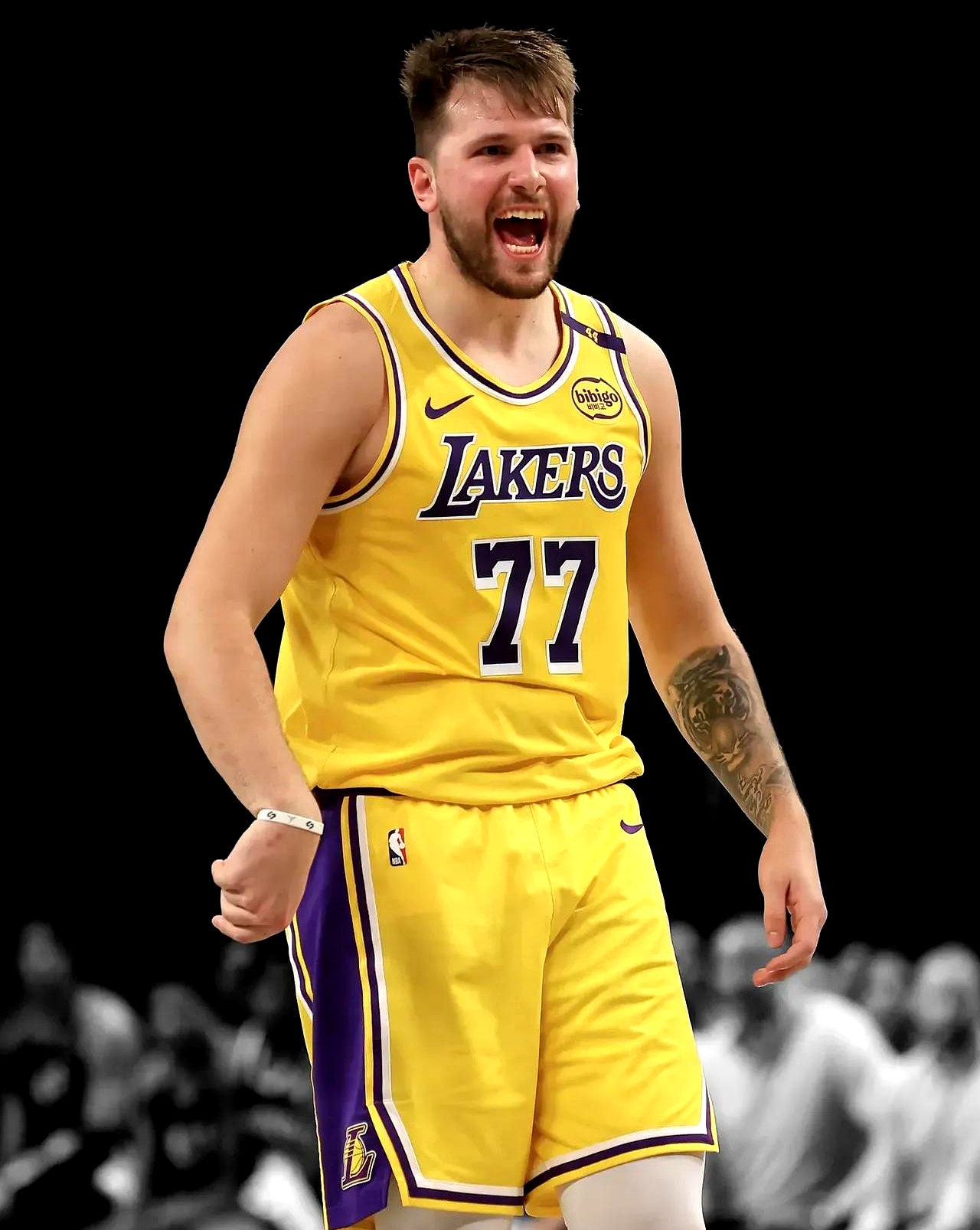  东契奇迎来五赛季高光表现，湖人球迷沸腾！