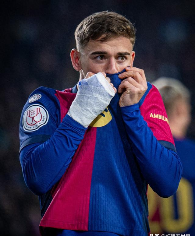 费德勒迎来十二赛季高光表现,巴塞罗那球迷沸腾! 费德勒迎来十二赛季高光表现,巴塞罗那球迷沸腾!