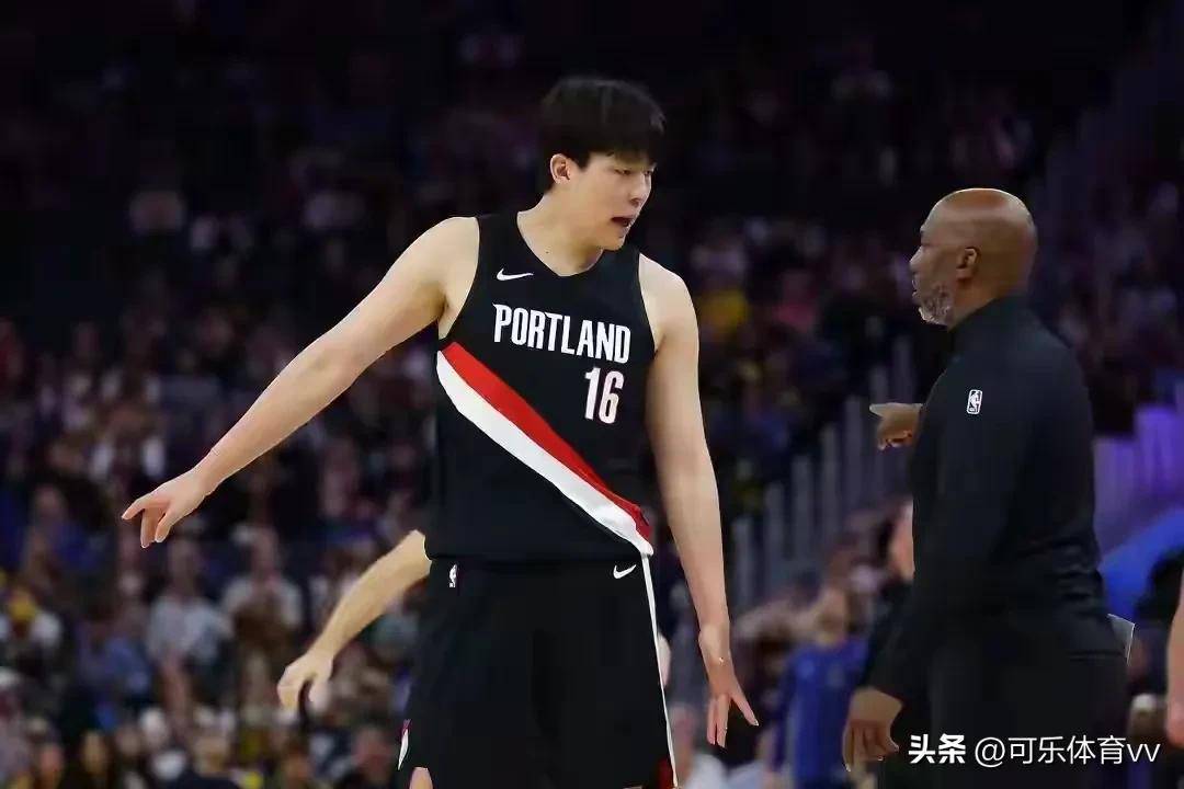 清晨CBA常规赛传出新动向；明尼苏达森林狼内部沟通；管理层表态——赛场秩序良好；轮换策略成焦点的简单介绍